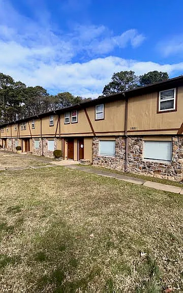 1801 Labette Manor Dr #11 — Photo 1