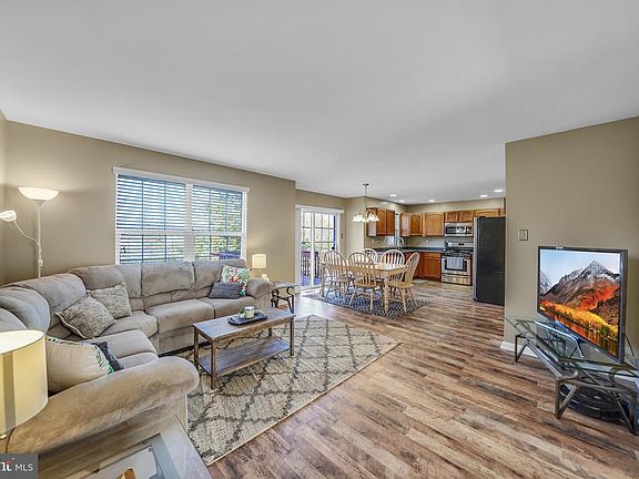3rd image of 121 Marquis Dr