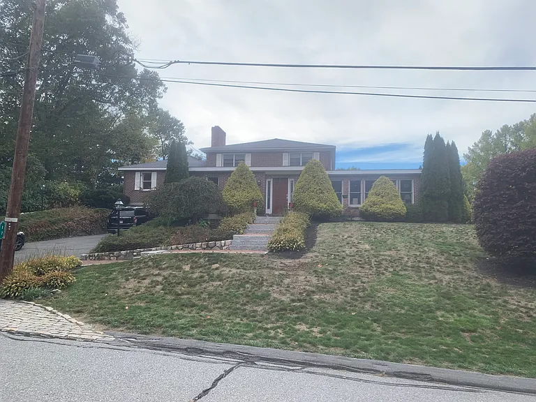 17 Clarence Rd — Photo 1