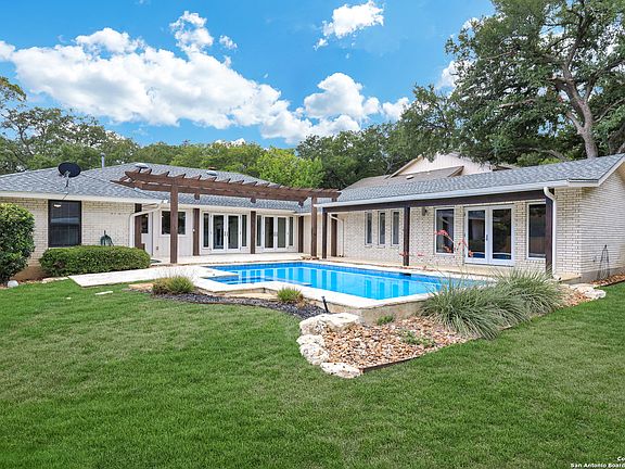 3rd image of 319 TWISTED WOOD DR