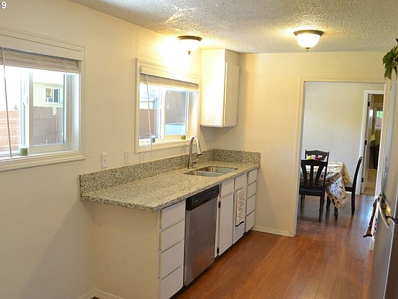 4th image of 4273 Glenwood Dr SE