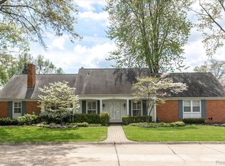 41 N Duval Rd, Grosse Pointe Shores, MI 48236