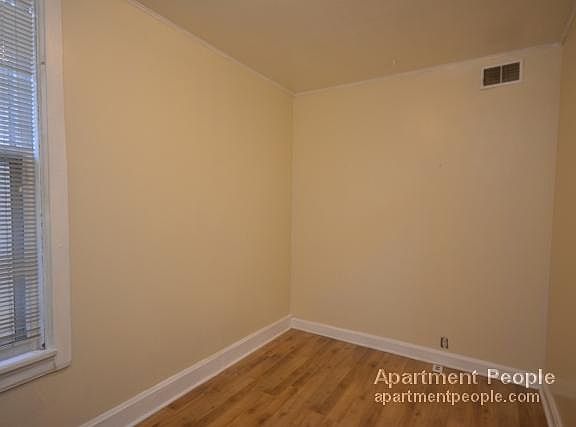 3rd image of 1427 W Belmont Ave APT 2