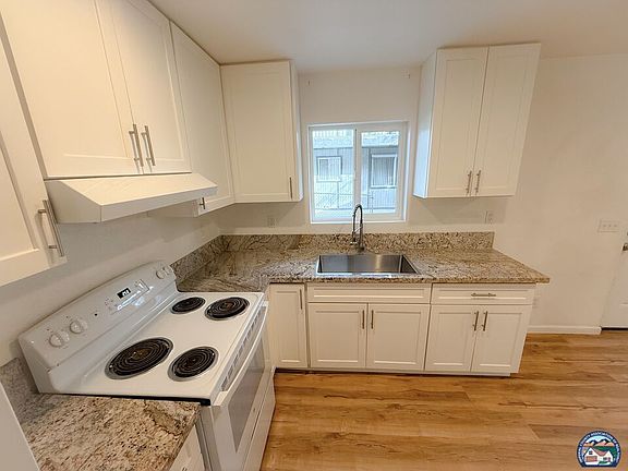 5th image of 912 E 4th St #2