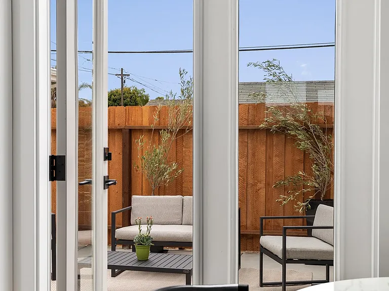 Saratoga St — Photo 16
