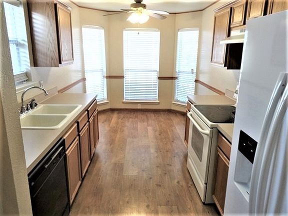 3rd image of 905 Cooper Ln