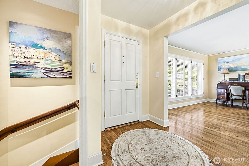 5th image of 1637 Broadmoor Drive E