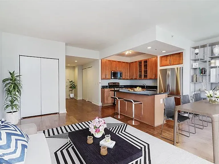 389 Washington St #23B — Photo 2