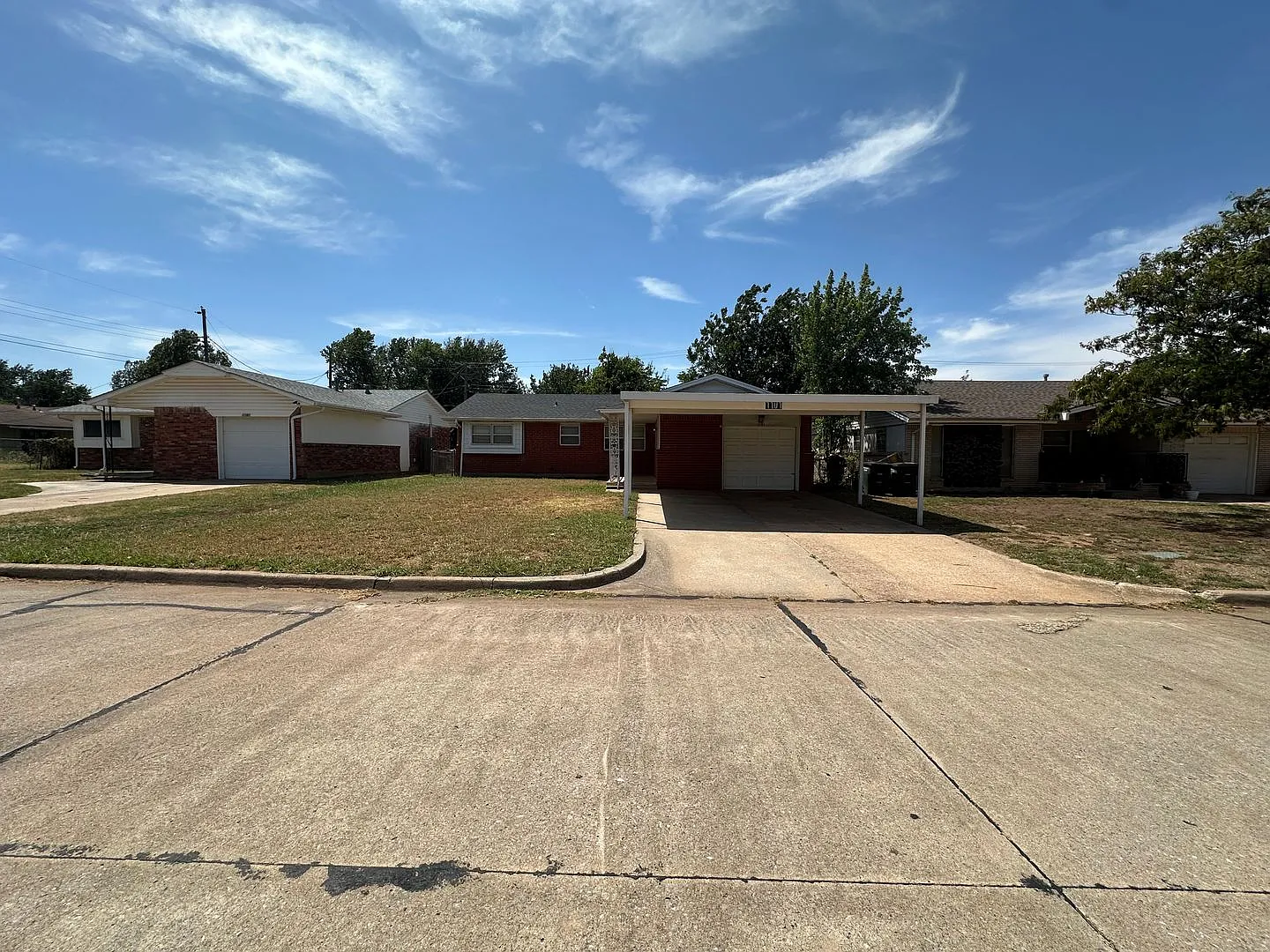 3 bed, 1 1/2 bath, 1 car garage — Photo 1