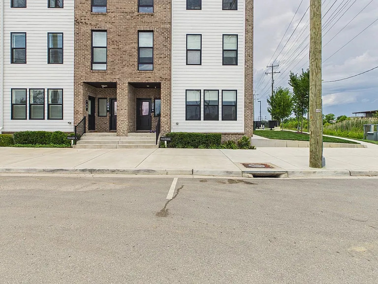 1900 Roseneath Rd #10B — Photo 24