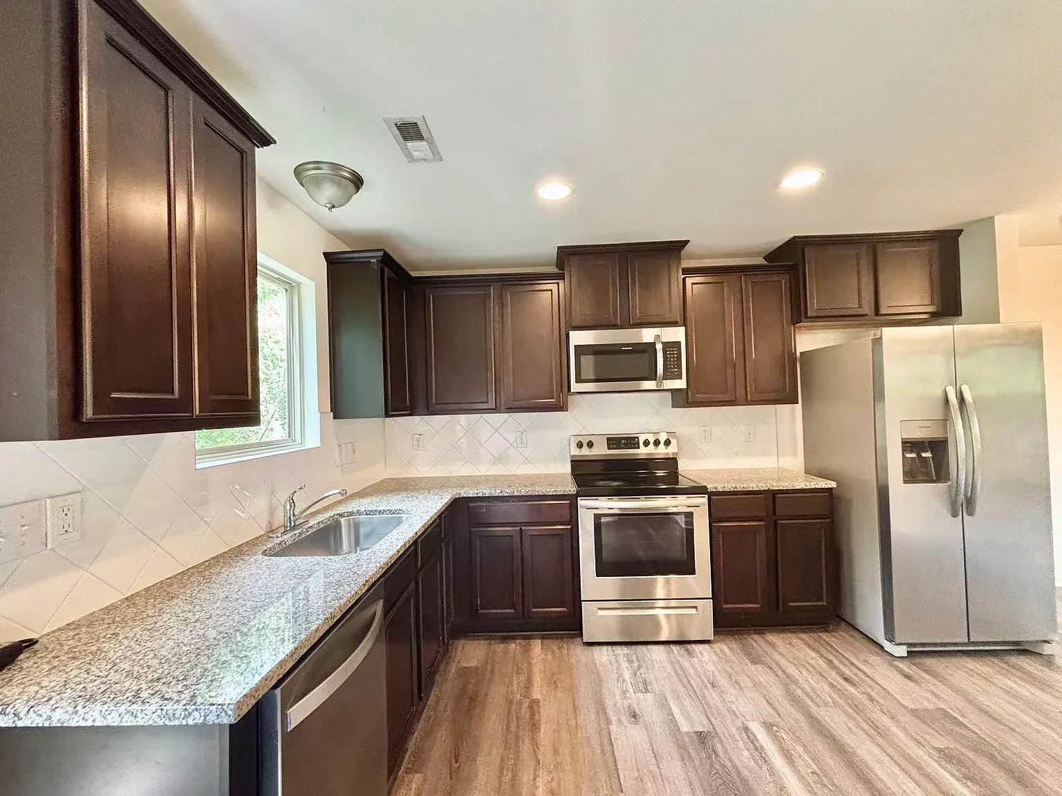3 bed, 2.5 bath, 1265 sqft, $1,688 — Photo 4