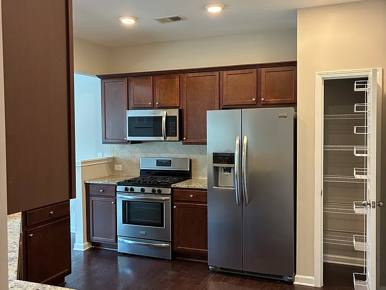 1335 Hampton Oaks Dr — Photo 6