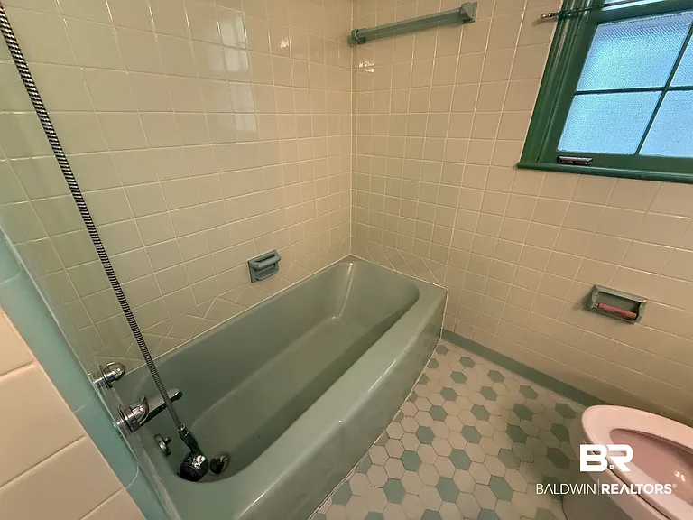 110 Patrician Dr — Photo 19