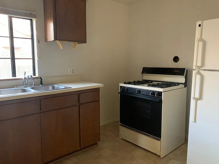 336 W 16th St — Photo 8
