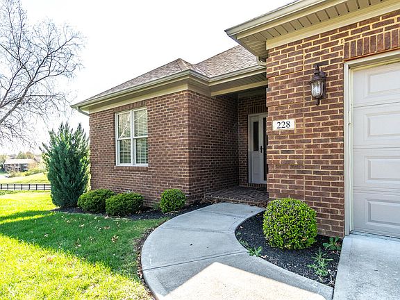5th image of 228 Clairmont Dr
