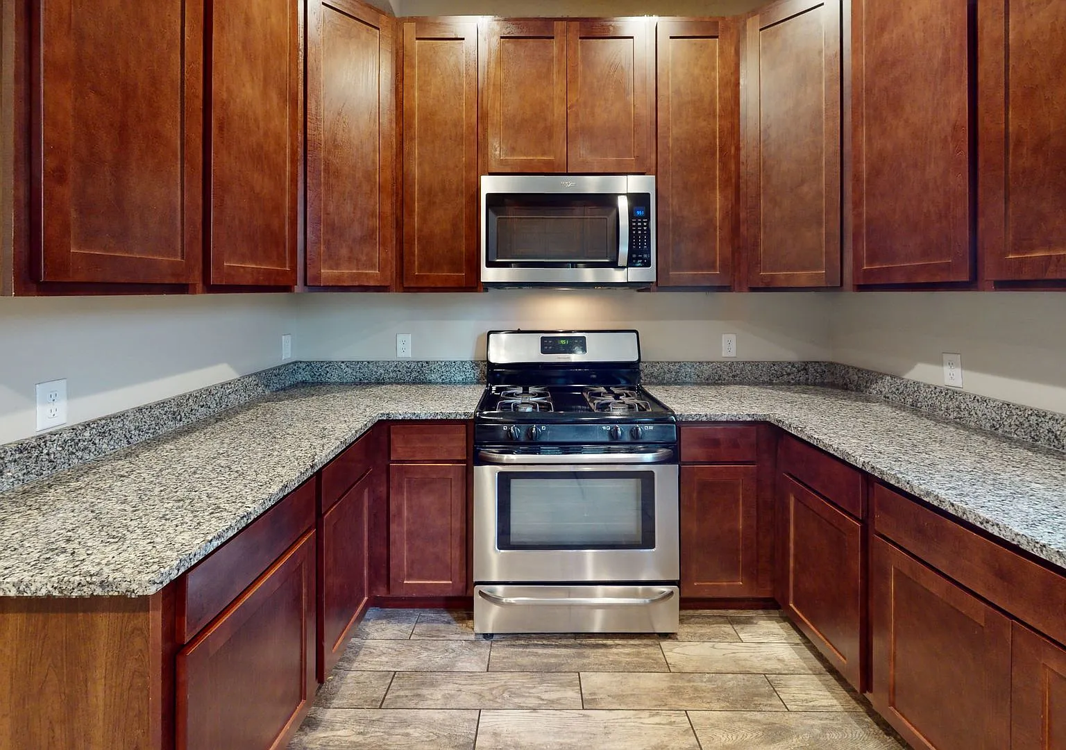 Affordable 6-Bedroom3 bath House Close to U of M Campus — Photo 2