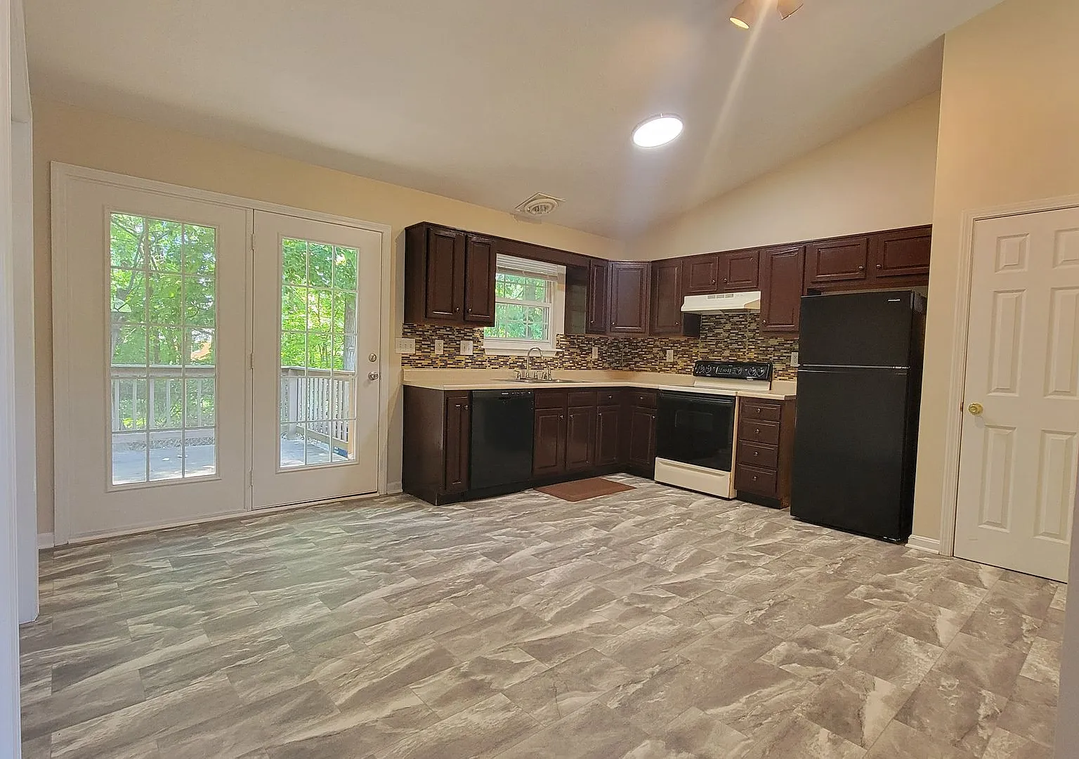 Charming 3-Bedroom, 2-Bath On A Quiet Cul-De-Sac — Photo 4