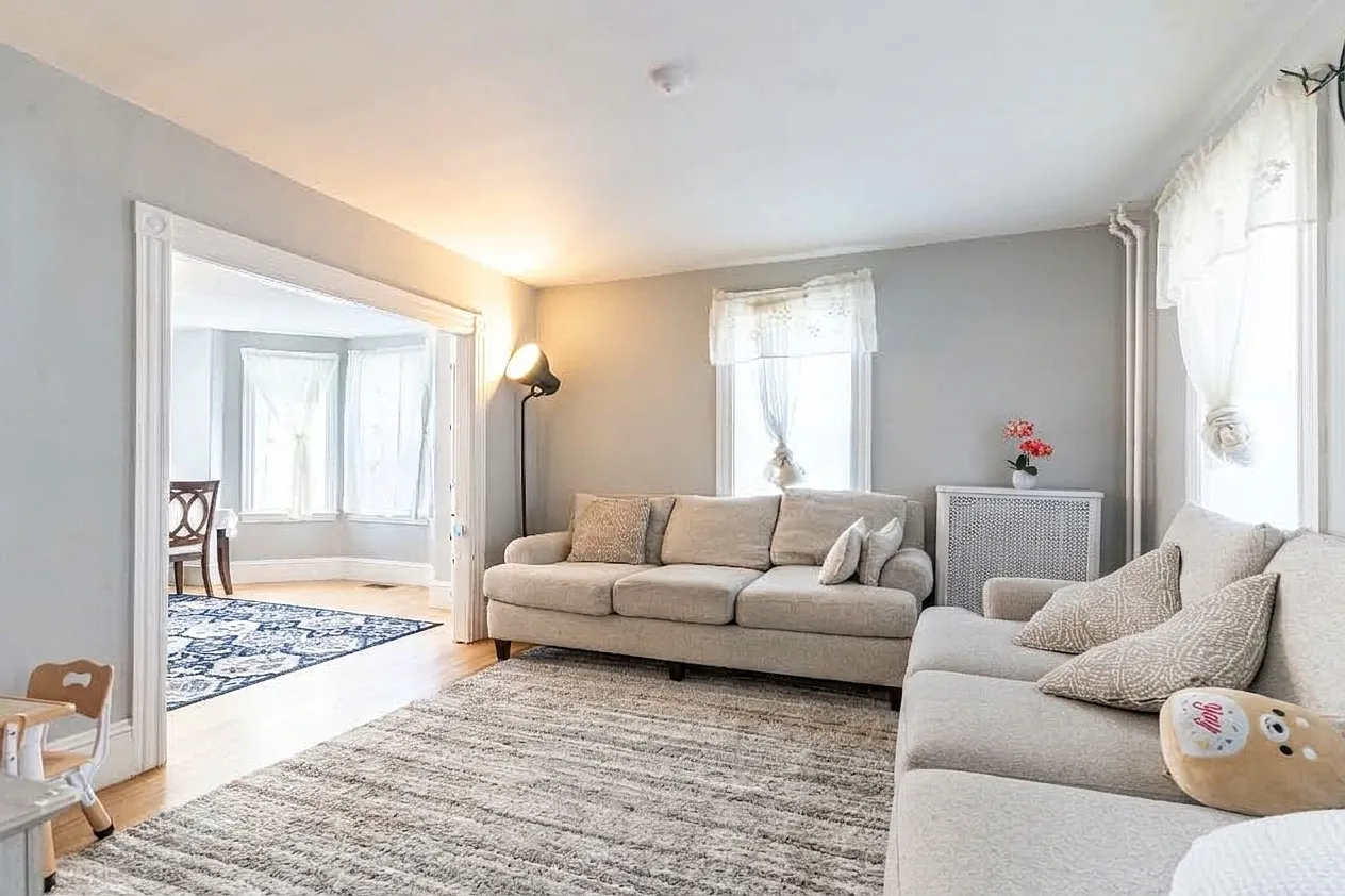 4 bed, 2300 sqft, $4,000 — Photo 2