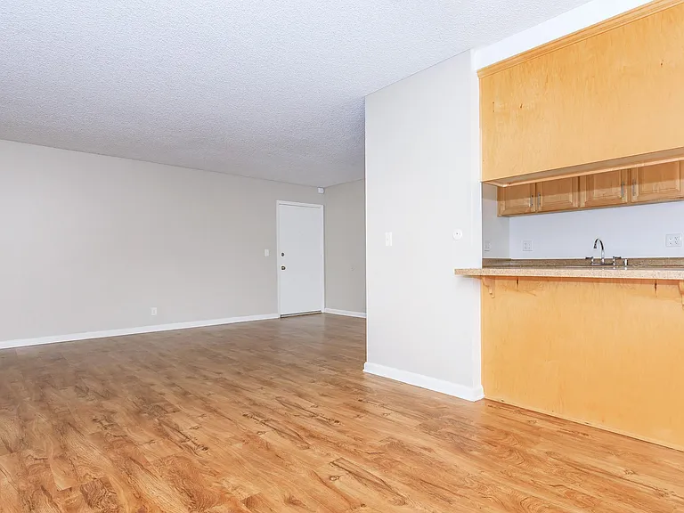 Regency Plaza Apartment Homes — Photo 31