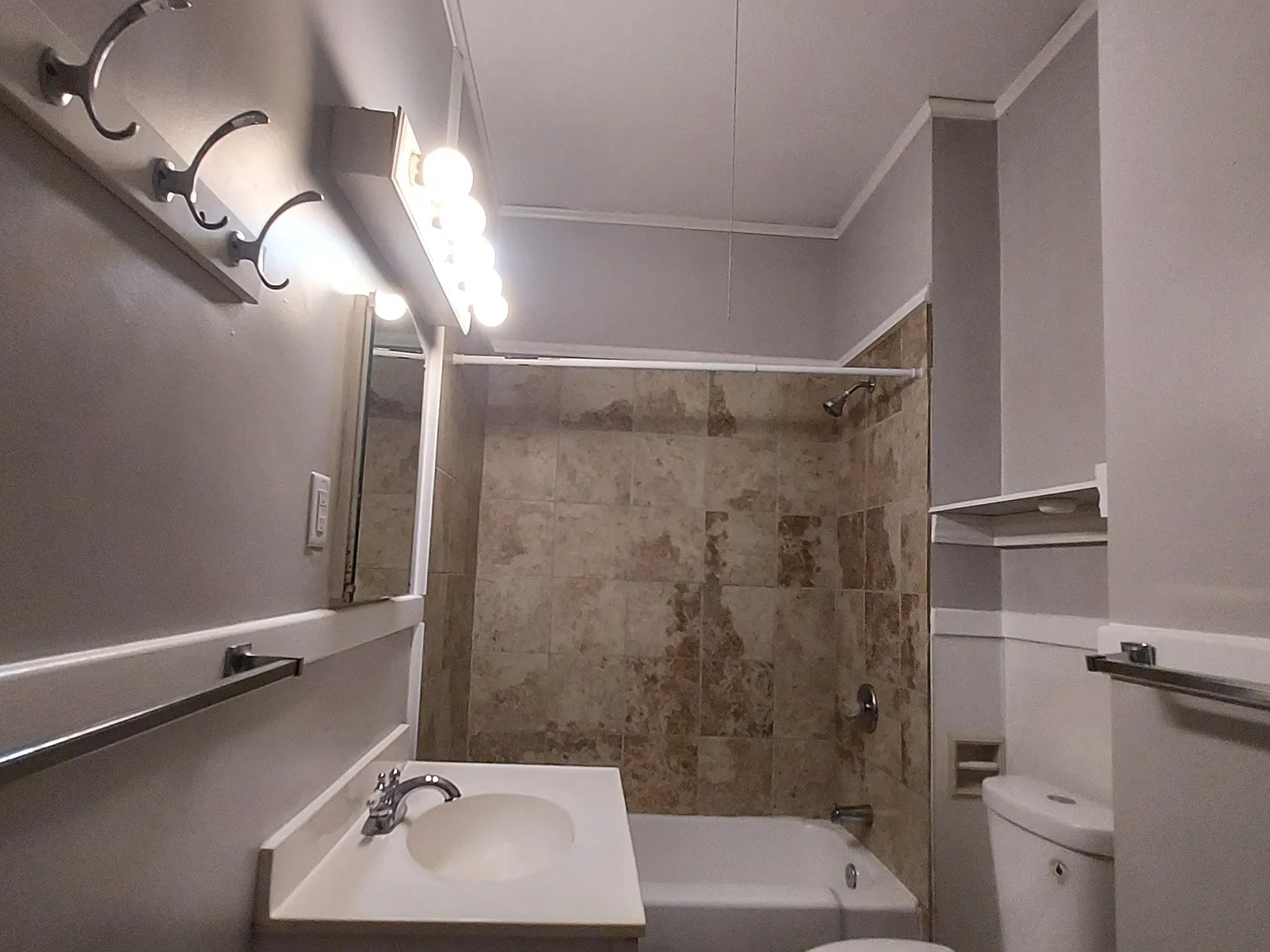 2 Bedroom,, 1 Bathroom Apartment — Photo 4