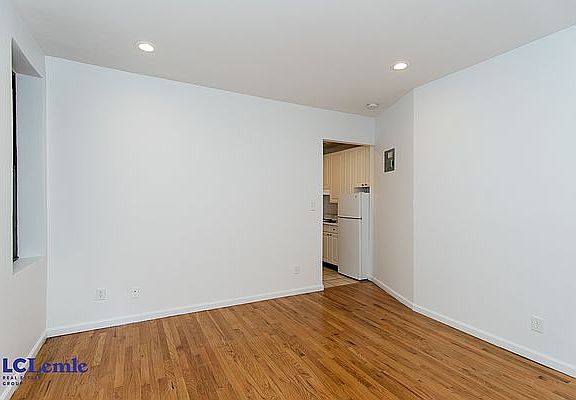 2nd image of 204 E 84th St #2W
