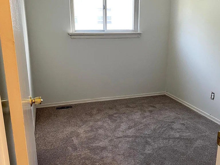 2851 Rossiter Ave — Photo 4