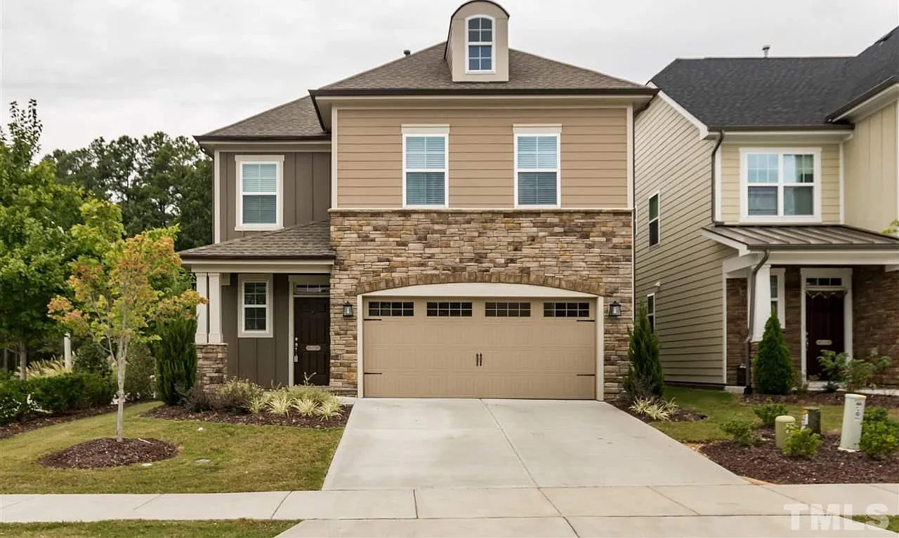 3 bed, 2.5 bath, 2200 sqft, $2,450 — Photo 1