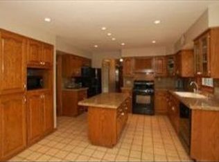 N77W16364 Countryside Dr, Menomonee Falls, WI 53051