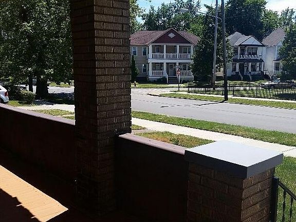 3rd image of 725 Parkwood Dr