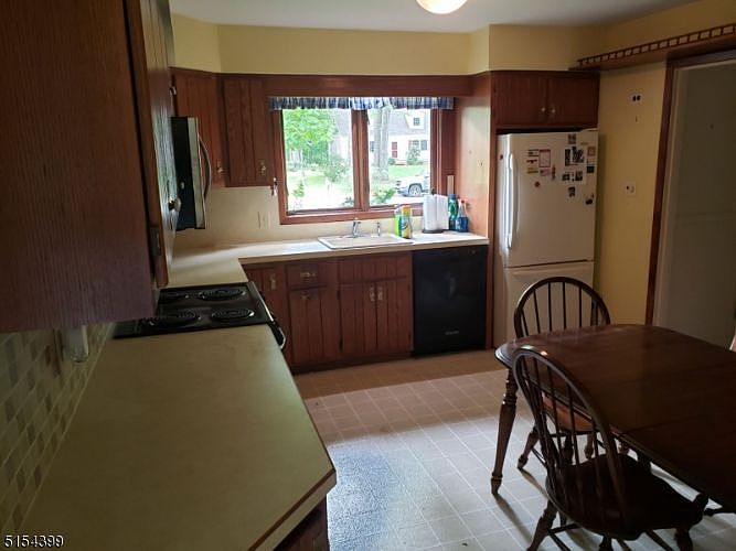 2nd image of 30 Moraine Rd