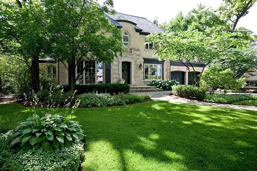 330 N Elm St photo 1