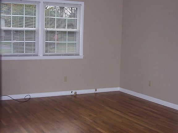 2nd image of 736 W Oak Dr