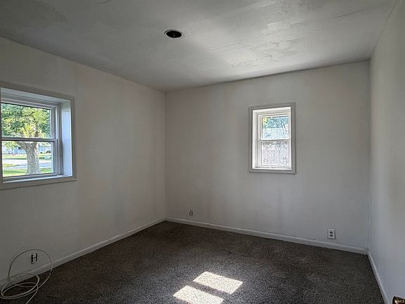 3rd image of 631 E South C St