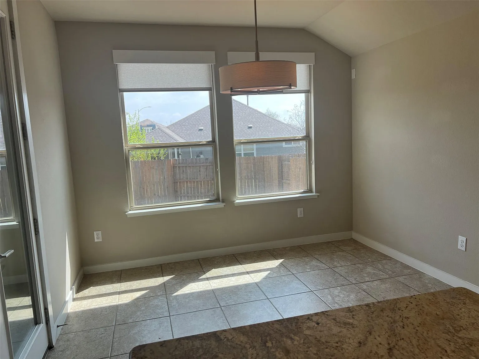 4 bed, 2.0 bath, 2111 sqft, $2,500 — Photo 4