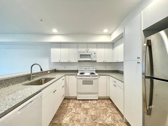 4th image of 9222 Roosevelt Way NE APT 206