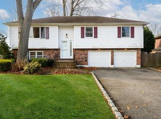 10 Seafield Ln, Bay Shore, NY 11706