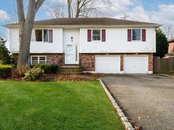 10 Seafield Lane, Bay Shore, NY 11706