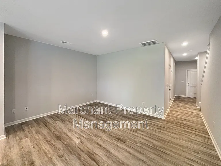 154 Randwick Ln — Photo 3