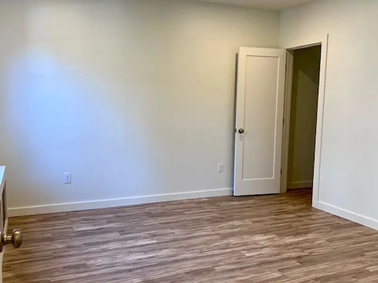 549 Albany Ave — Photo 26