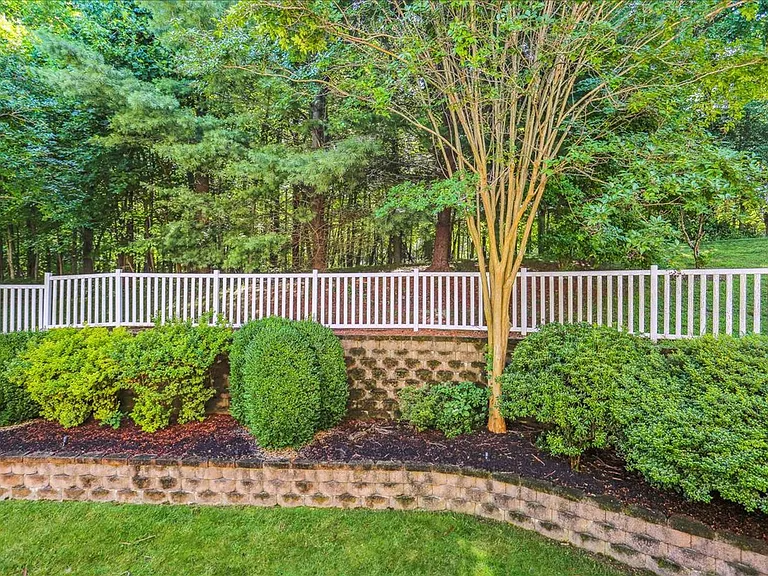 8931 Falls Farm Dr — Photo 20