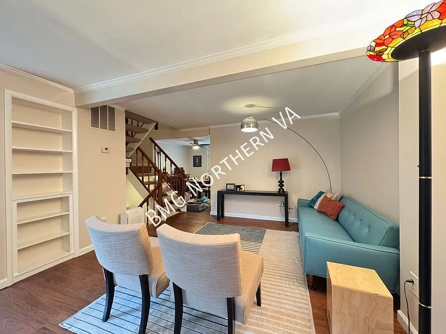 Lovely 3 Bed 3.5 Bath end Unit Townhome In Serene Great Oak Square — Photo 4