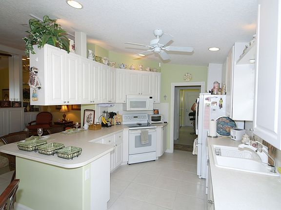 3rd image of 5588 Avellino Pl