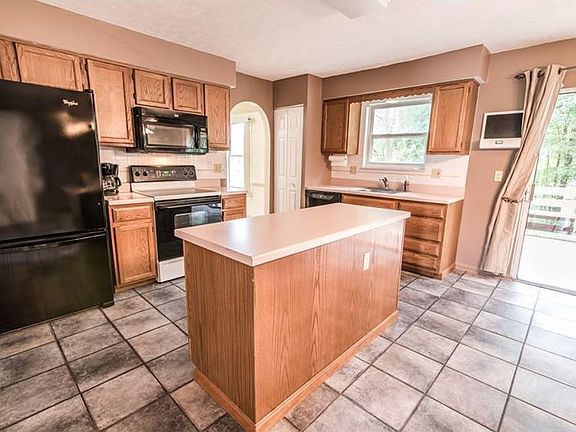 3rd image of 205 Trail Ct W