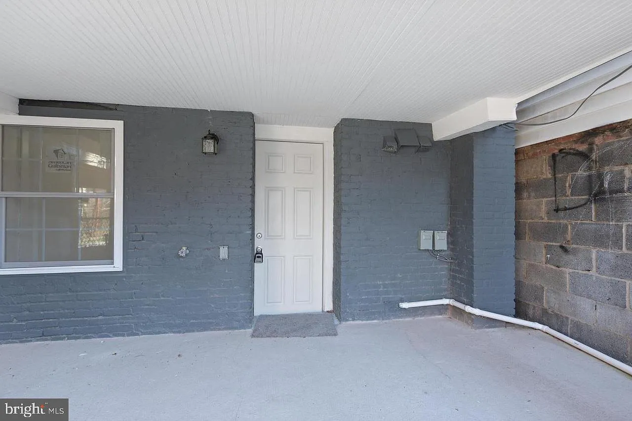 2 bed, 1.0 bath, 1702 sqft, $2,800 — Photo 2