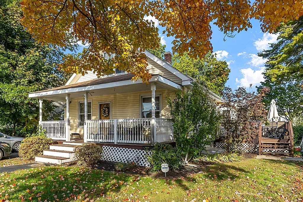 4 bed, 1.0 bath, 1495 sqft, $3,200 — Photo 2