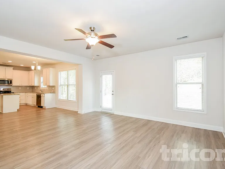 584 Ireland Ln — Photo 2