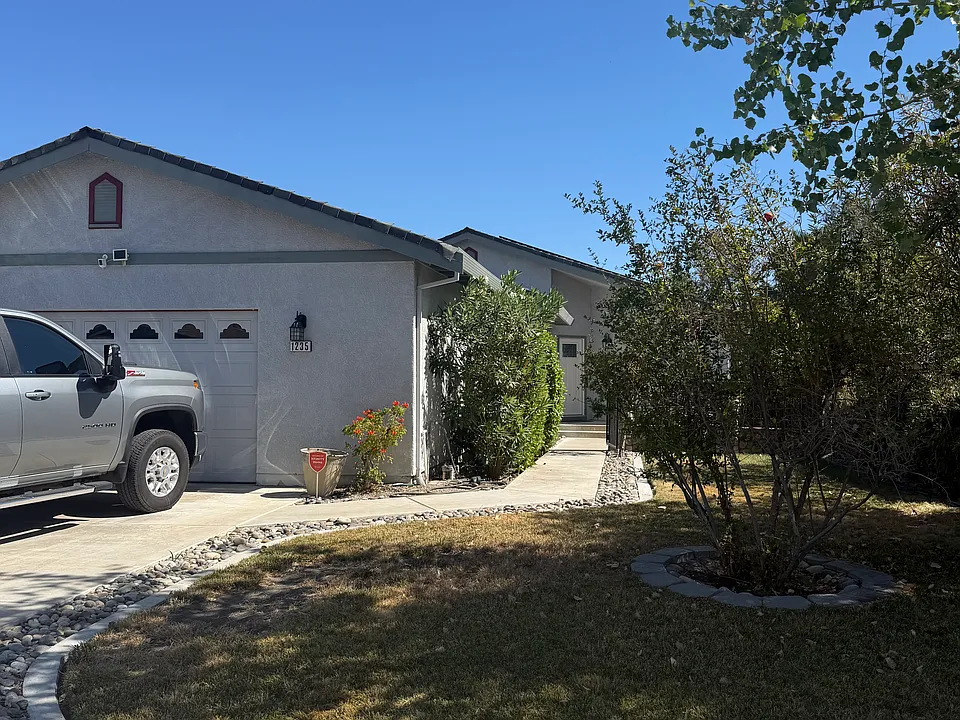 1235 Beach Ct