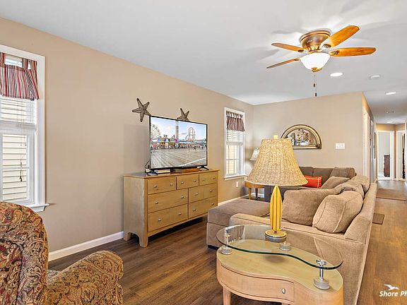 5th image of 808 7th St #1