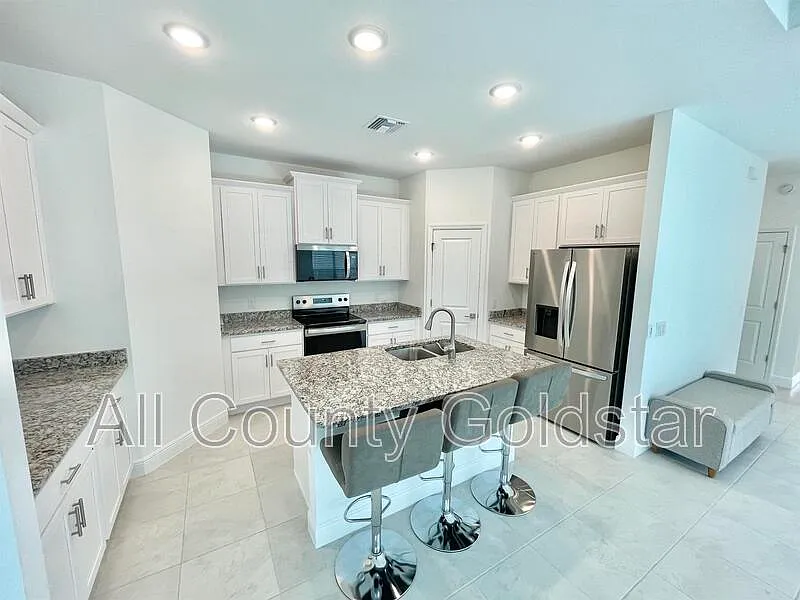 3 bed, 2.0 bath, 1716 sqft, $2,095 — Photo 4