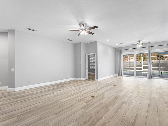 5th image of 132 E Hampton Way